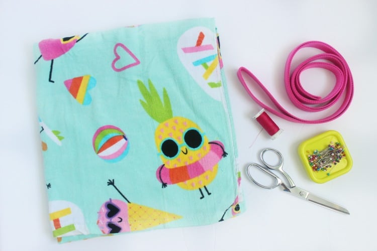  Un sac de plage DIY fait d'une serviette de plage! Prenez une serviette amusante et géniale et commençons! Le sac parfait pour les serviettes, la crème solaire et les friandises à partager avec des amis à la piscine cet été!