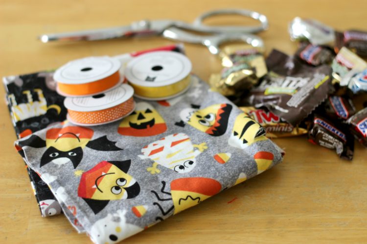 These treat bags are easy to make and fun to fill with candy. Use them as mini BOO kits and doorbell ditch on Halloween! A 2-minute sewing tutorial!