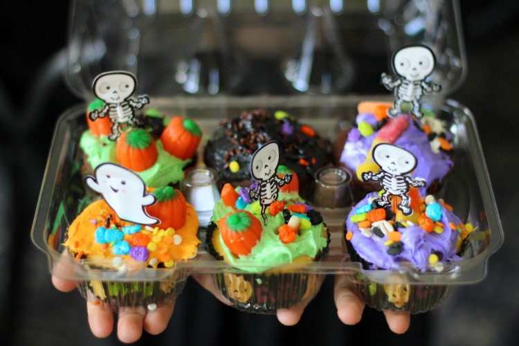 disposable cupcake tray with 6 halloween cupcakes