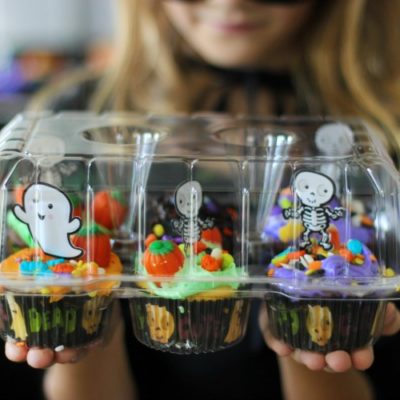 https://gluesticksblog.com/wp-content/uploads/2018/10/cupcake-decorating-party-11-400x400.jpg