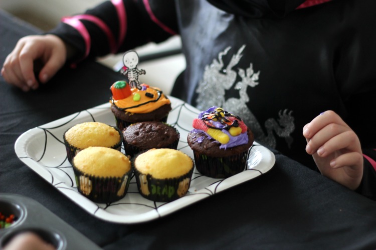 plate of frosted cupcakes