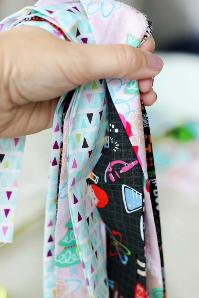 A wired headband is a quick and easy sewing project for kids! It makes a great gift and there are so many cute ways to wear it! 