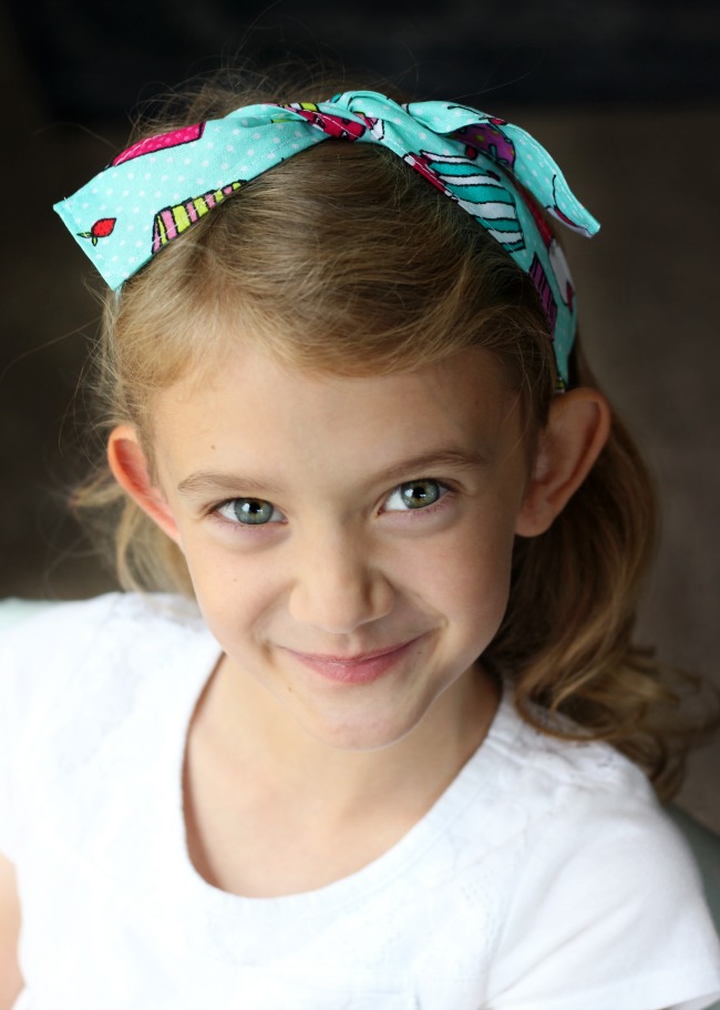 A wired headband is a quick and easy sewing project for kids! It makes a great gift and there are so many cute ways to wear it! 