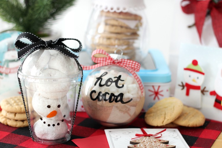 Creative and easy ways to package holiday treats this year! Think outside the paper plate and see how easy it is to add a bit of holiday flare.