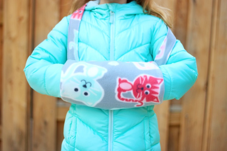 A soft fleece hand warmer muff. Perfect for cold days! A simple 30-minute sewing project. Make a matching ear warmer for a gift set!
