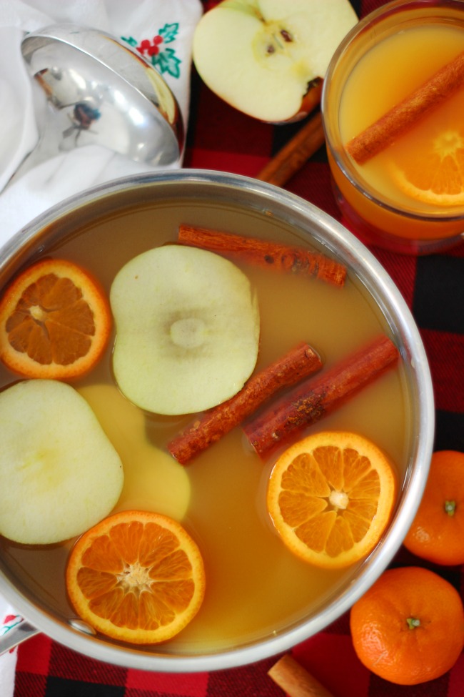 pot of wassail and sliced fruit