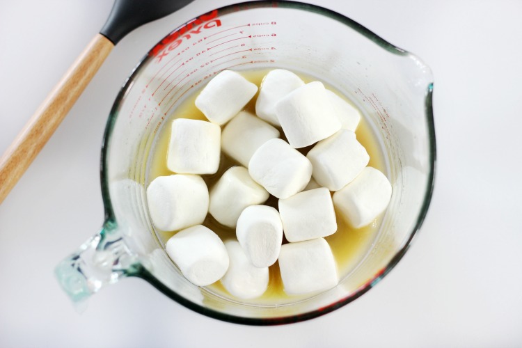 Sweet, salty, buttery, sticky, and crunchy--this marshmallow caramel corn is the perfect snack to munch on with friends!