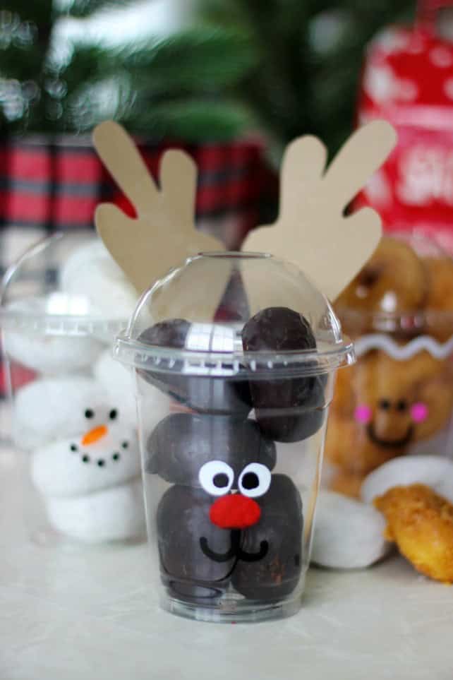 Fill these to-go cups with mini donuts and decorate the front for the most darling holiday party treat cups around! Great for class parties!