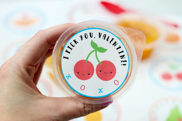 These fruit cups with printable Valentine labels are a nutritious, non-candy, option for lunches and classroom parties! "Valentine, you're a PEACH!"