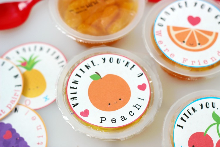 These fruit cups with printable Valentine labels are a nutritious non-candy option for lunches and classroom parties! "Valentine, you're a PEACH!"
