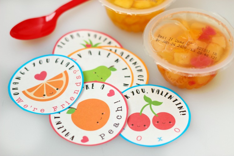 These fruit cups with printable Valentine labels are a nutritious, non-candy, option for lunches and classroom parties! "Valentine, you're a PEACH!"