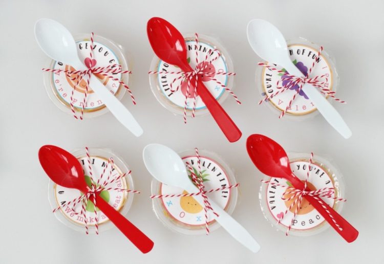 These fruit cups with printable Valentine labels are a nutritious, non-candy, option for lunches and classroom parties! "Valentine, you're a PEACH!"