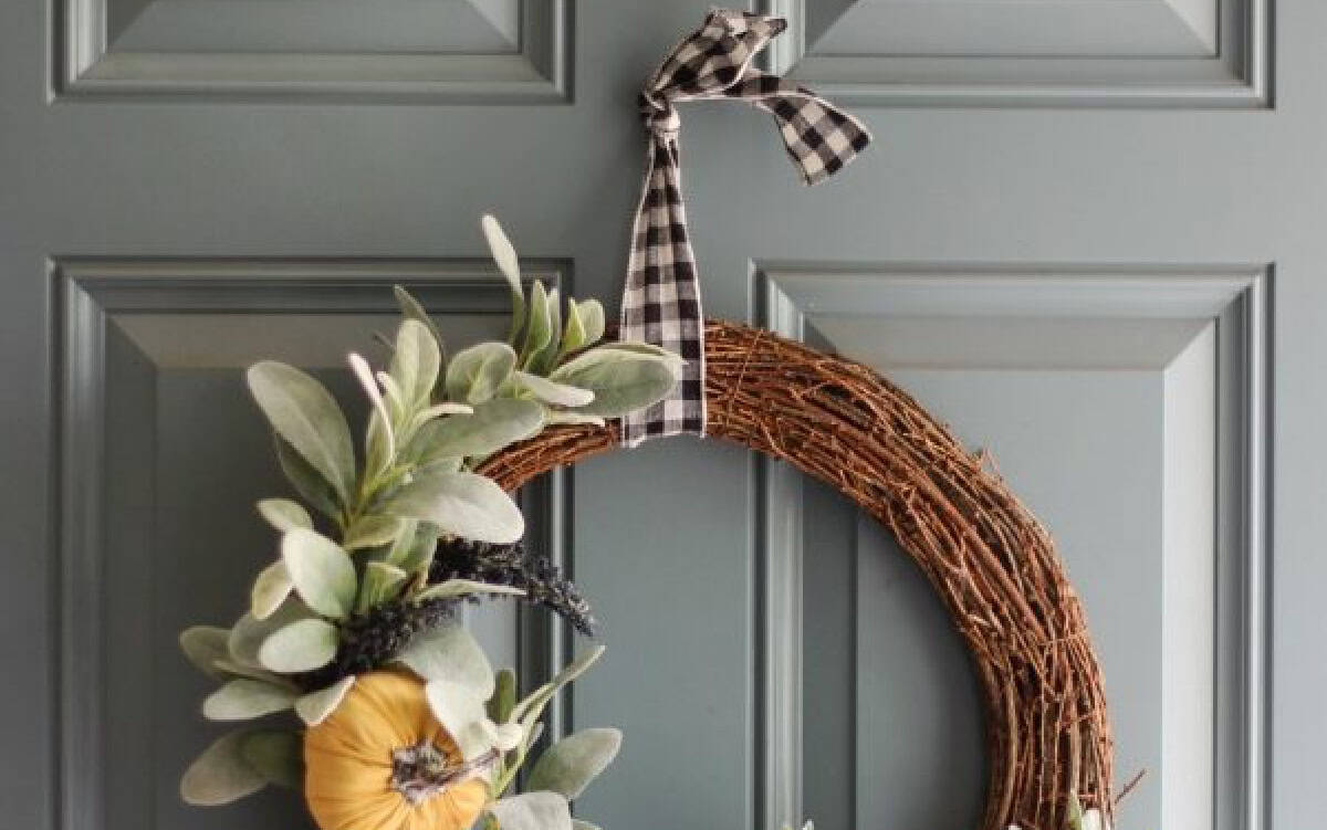 Close up of checkered ribbon tied around wreath.