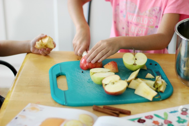 slicing apples with kids for apple cider
