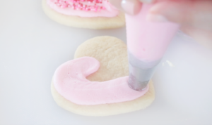 heart sugar cookie frosted with tip 1A