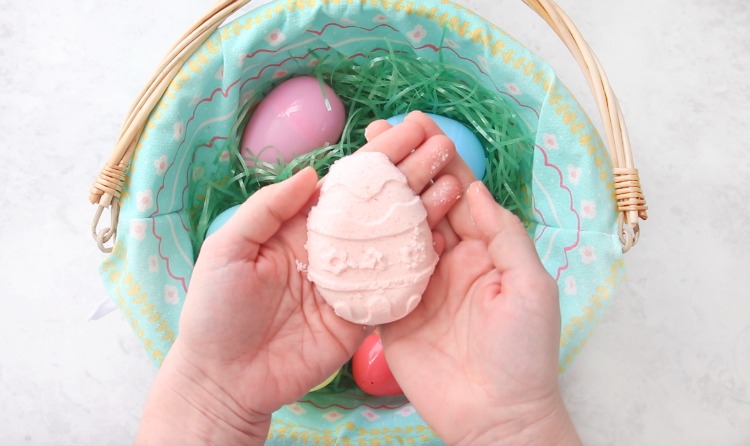 hand holding bath bomb