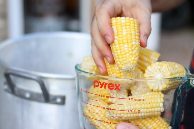 corn on the cob in glass bowl