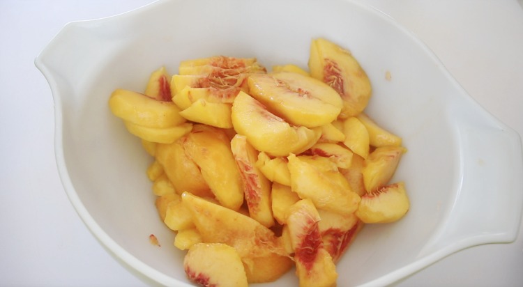 fresh peaches sliced in bowl