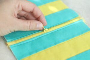 hand opening zipper before sewing side seams of bag