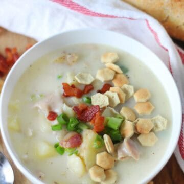 bowl of hot clam chowder