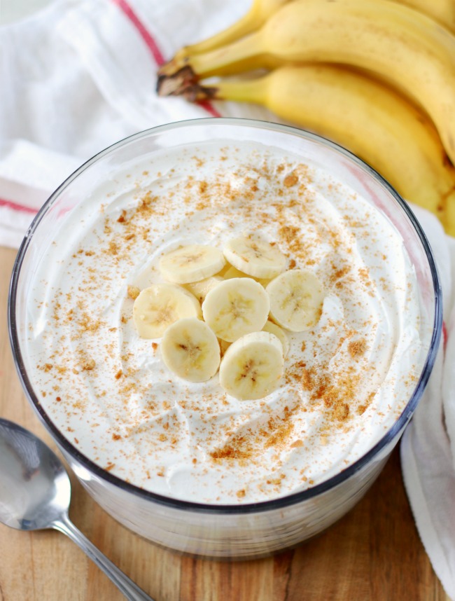 banana trifle with sliced bananas and cookie crumbs on top