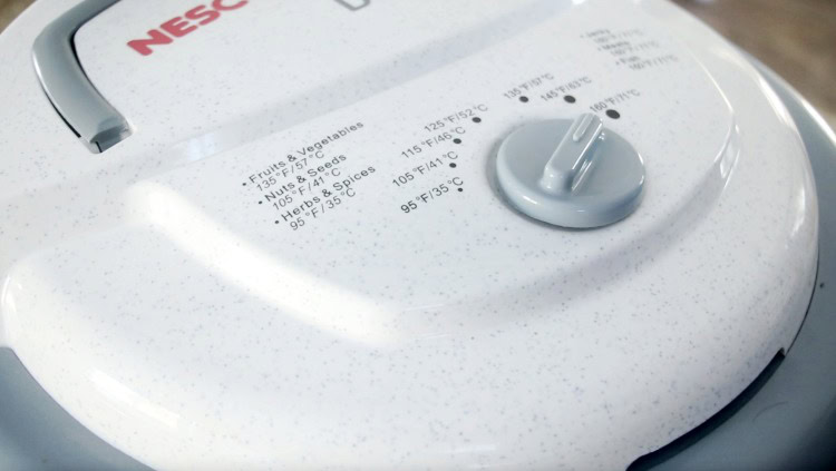 jerky dehydrator with lid on