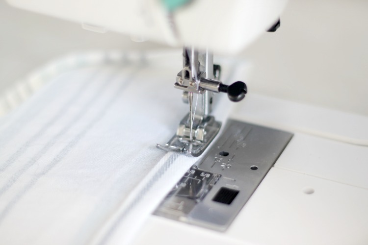 sewing machine showing how to sew cloth napkin edge