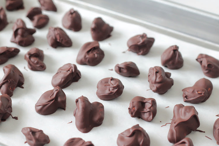 thin mint almonds on baking sheet