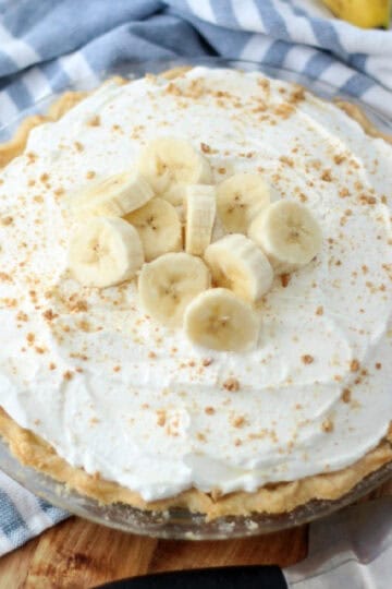 Banana cream pie with sliced bananas on top