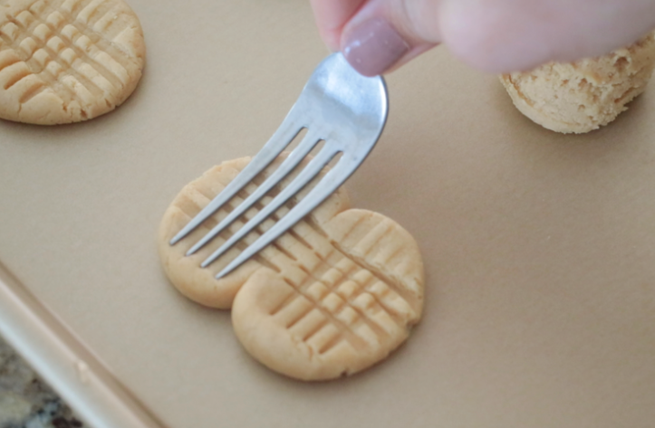 fork criss cross pattern in cookie