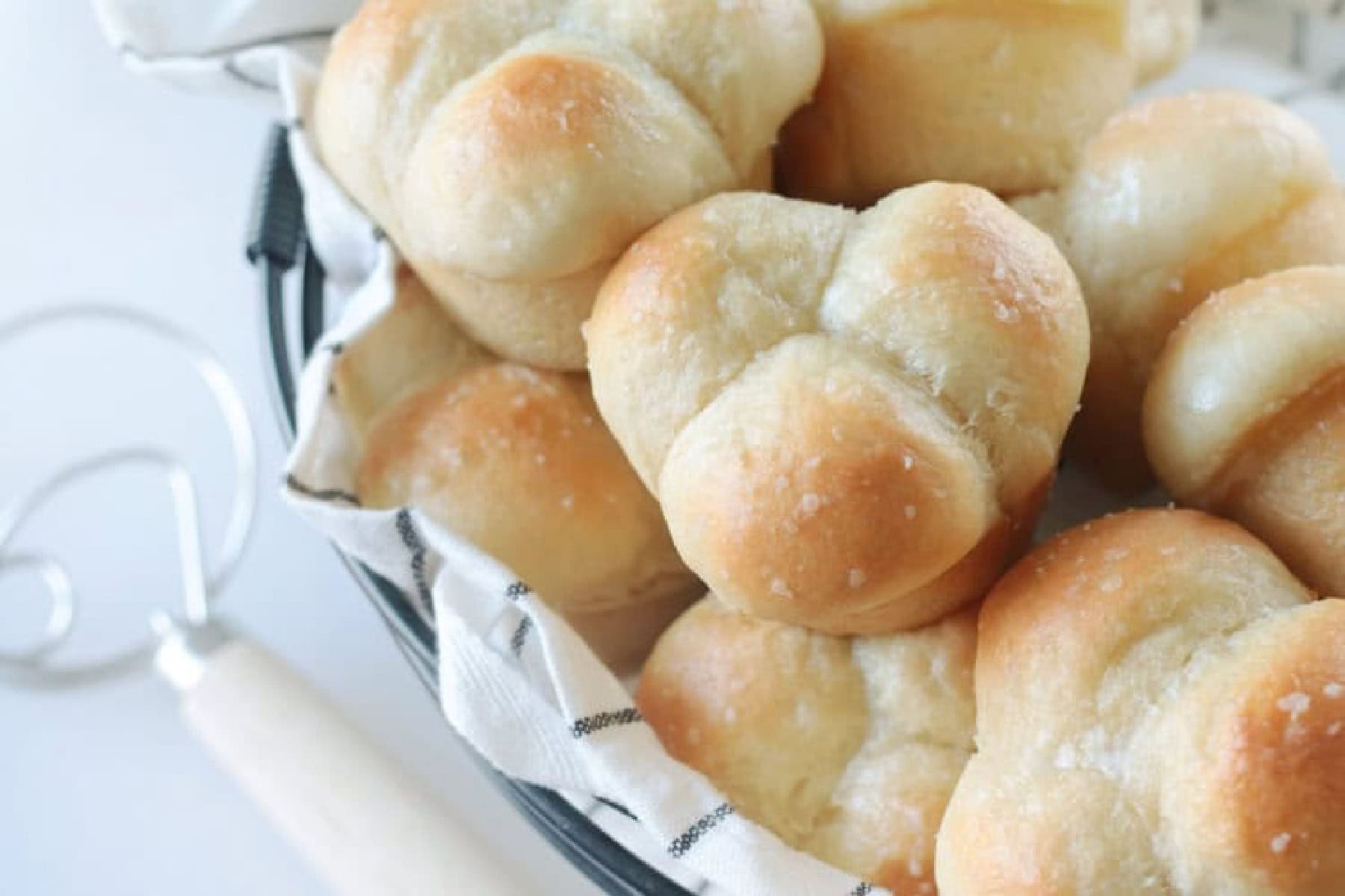 Basket of cloverleaf dinner rolls.