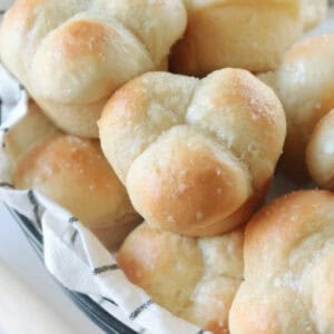 Basket of cloverleaf dinner rolls.