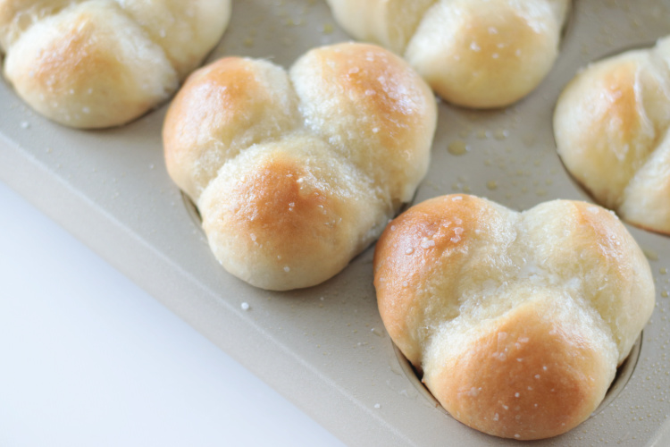 cloverleaf rolls in muffin pan