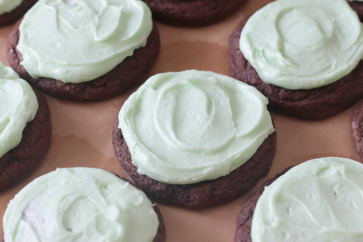 chocolate cookie with mint buttercream