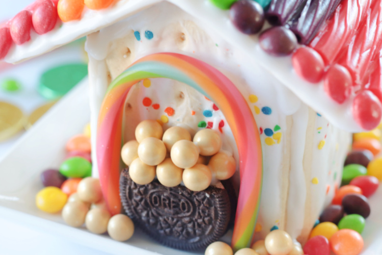 oreo pot of gold on the front of the pop tart leprechaun house