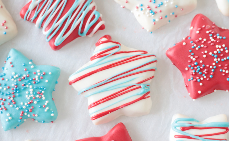 white chocolate cookie drizzled in red and blue candy melts