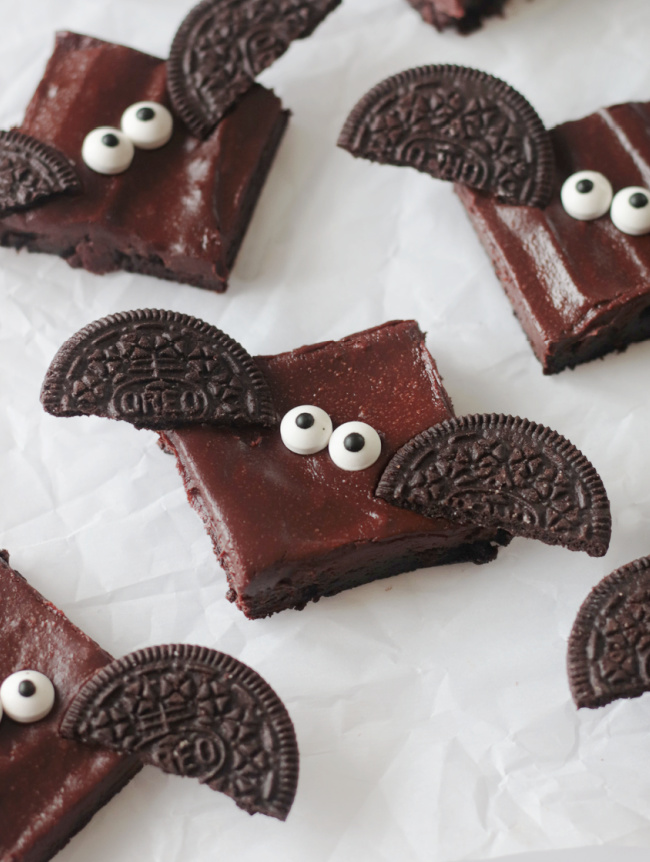 halloween bat brownies with oreo wings