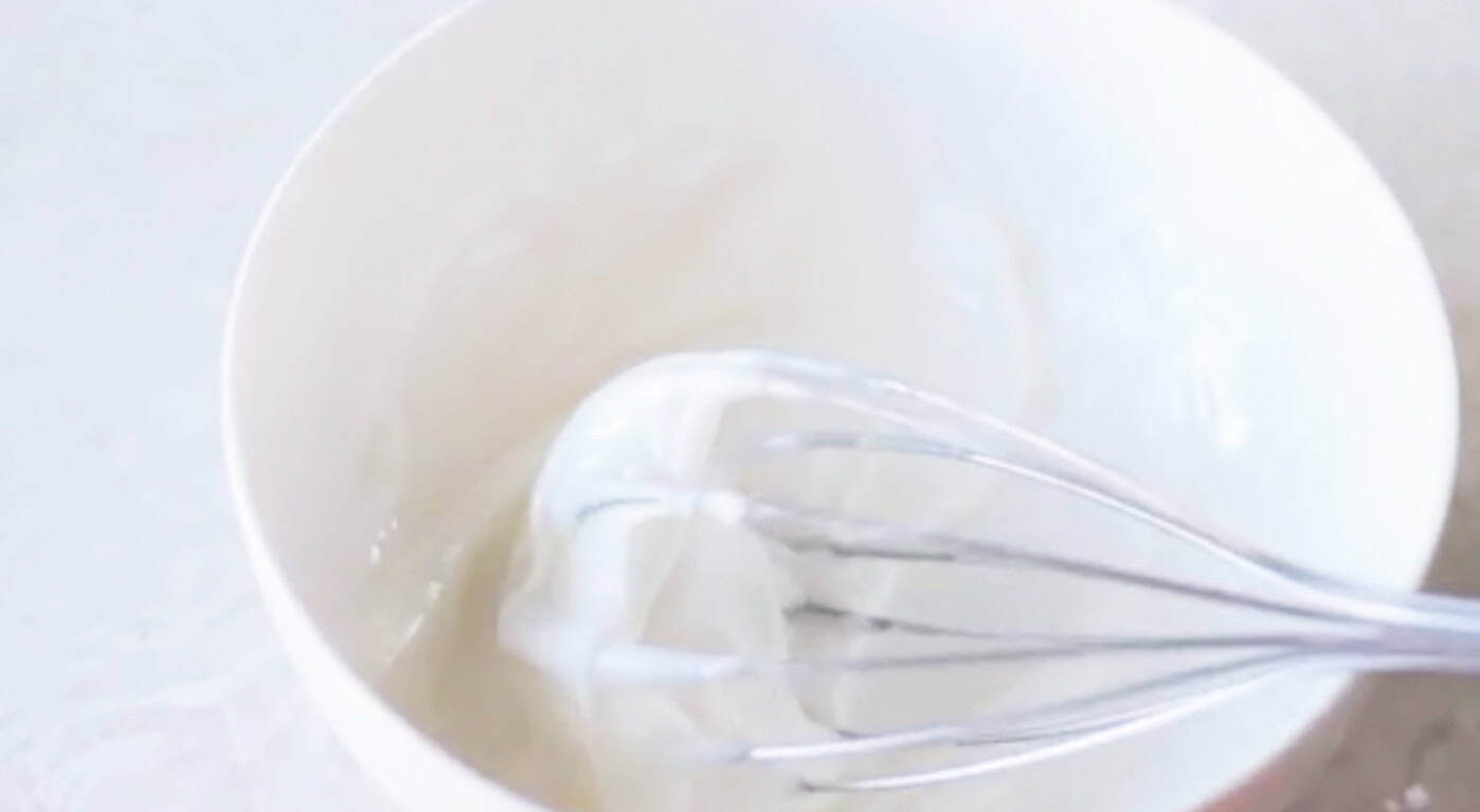 Bowl of white frosting.