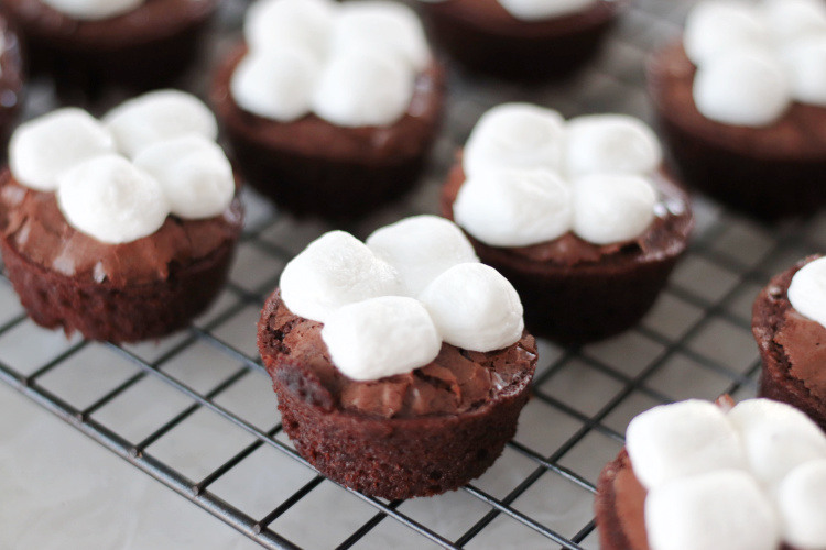 baked marshmallows on top of brownie bites