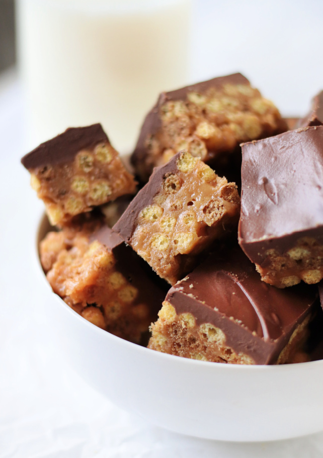 bowl of Reese's puffs minis bars