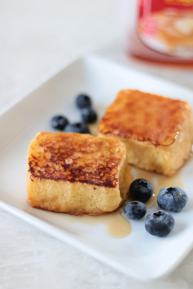 Hawaiian roll French toast and blueberries