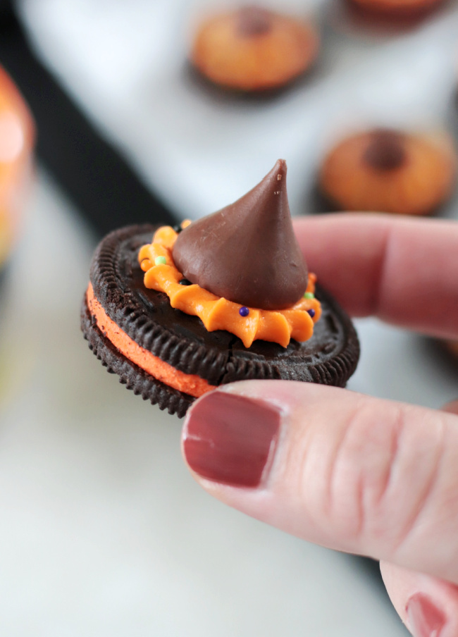 hand holding a witch hat cookie