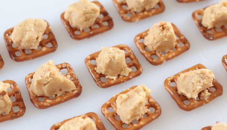 pretzels recheados com manteiga de amendoim.
