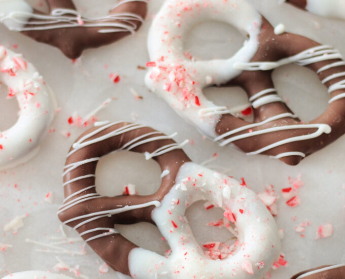 https://gluesticksblog.com/wp-content/uploads/2023/12/peppermint-bark-pretzels-680x550.jpg