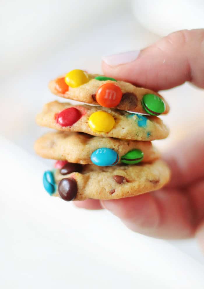 hand holding 4 cookies