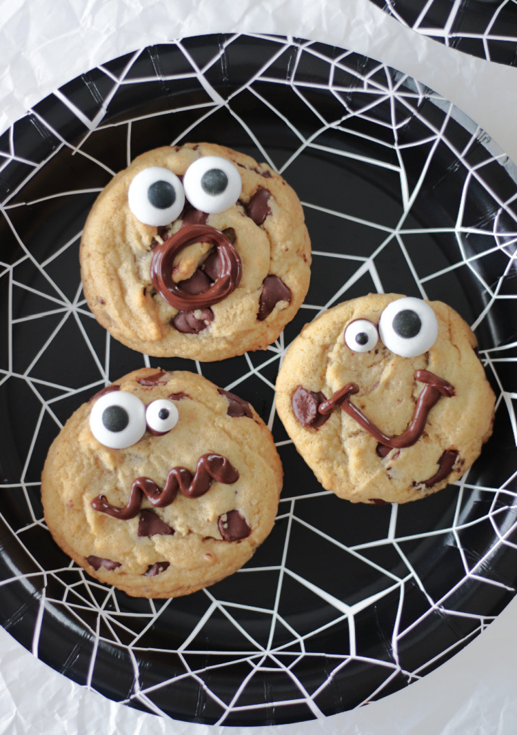 spiderweb plate with chocolate chip cookies