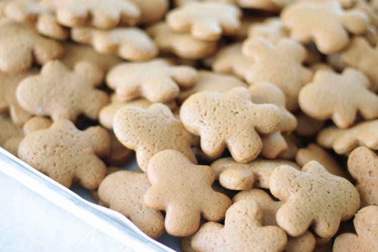 pile of gingerbread man cookies