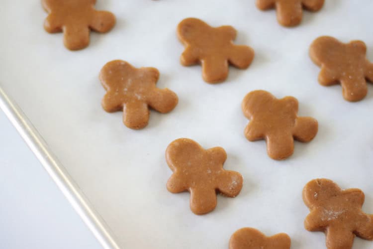 unbaked gingerbread men cookies on baking sheet