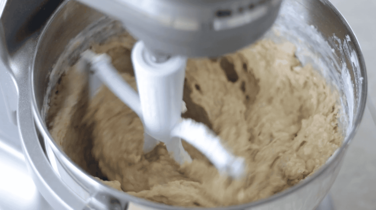 Mixer mixing dry ingredients in stand mixer.