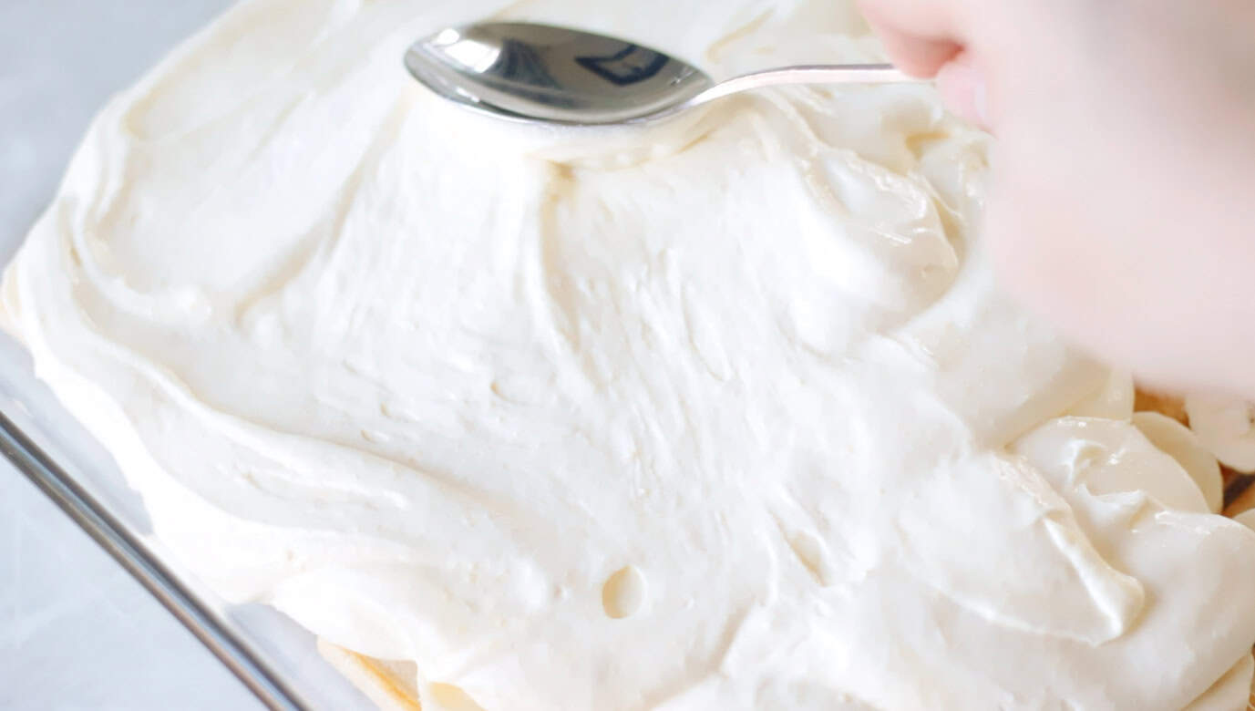Pudding mixture spread over sliced bananas.